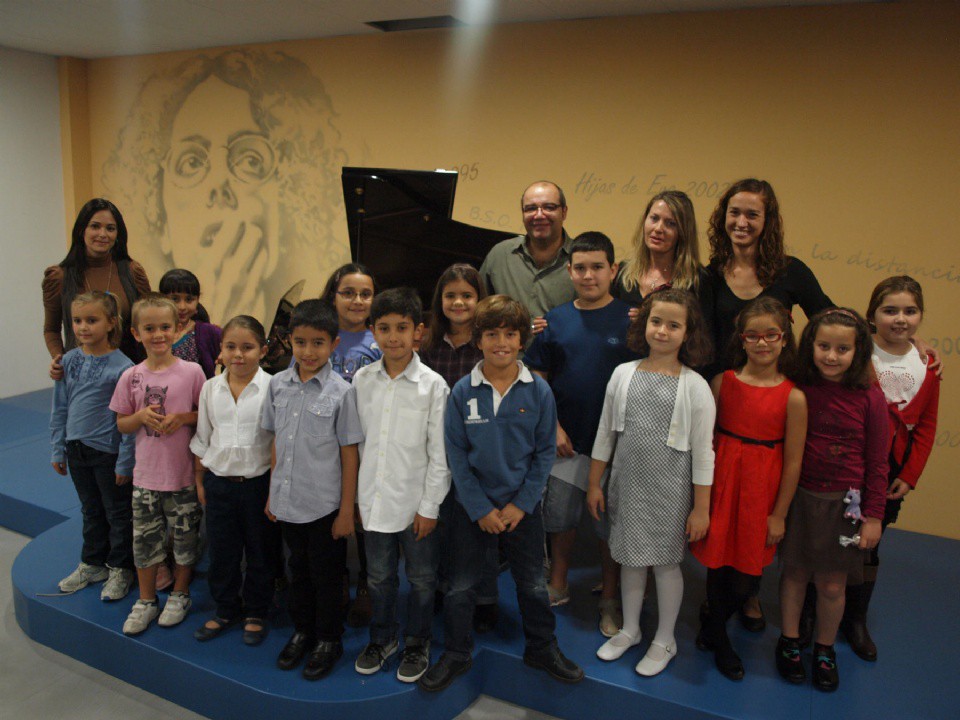 Alumnos de la Escuela Municipal de Música de Adeje en compañía de la concejal de Cultura de Adeje