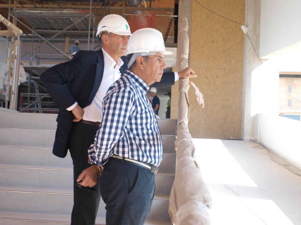 El Alcalde de Adeje, José Miguel Rodríguez Fraga visitó las instalaciones del Complejo Deportivo El Galeón