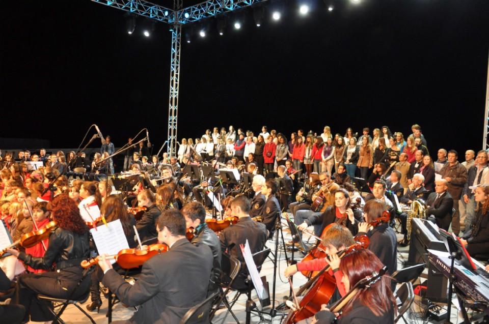 La plaza de España de Adeje acoge el tradicional concierto de navidad con un lleno absoluto 