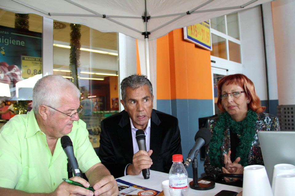 Alcalde y concejal de Bienestar Social participan en la recogida de juguetes organizada por Radio Atalaya