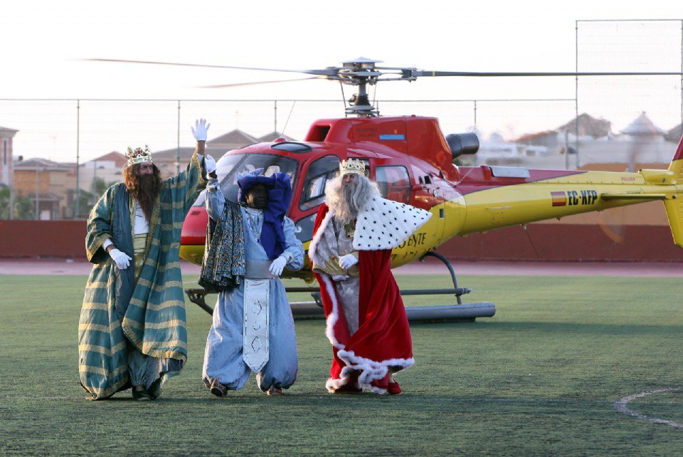 Llegada de los Reyes Magos en helicóptero al Campo Municipal de Fútbol de Adeje