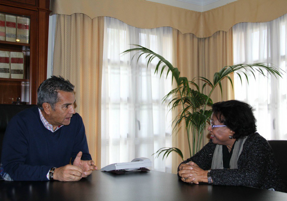 Alcalde y la Cónsul General de República Dominicana, Irma Mireya Bautista Rosario