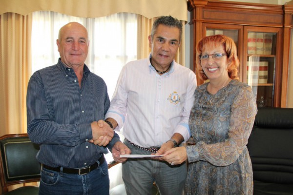 La Comisión de Fiestas de Taucho dona 1.200 euros en alimentos