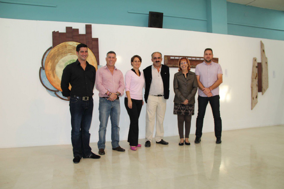 Concejales acompañan al artista durante la presentación de su exposición