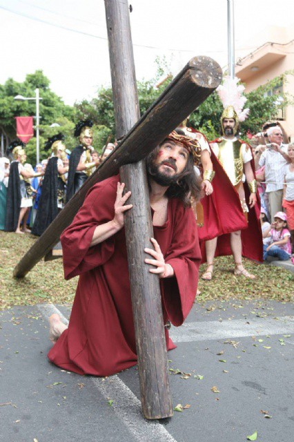 Portando la cruz