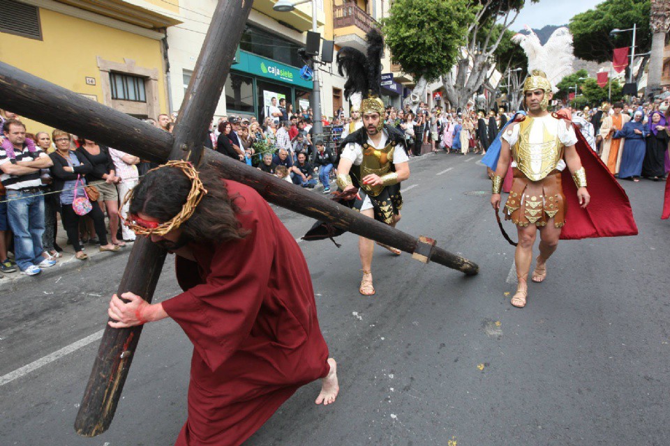 Portando la cruz