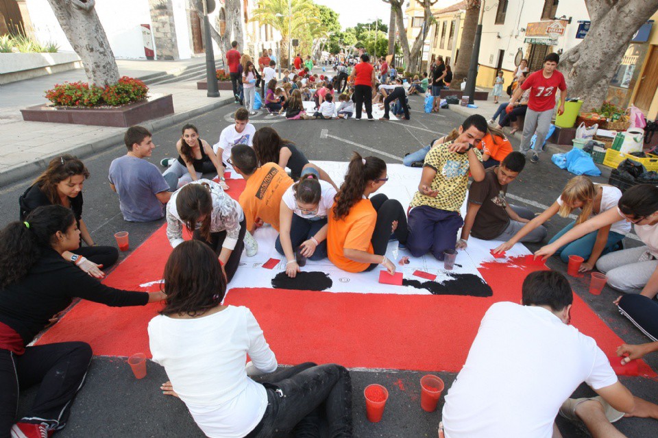 Miles de adejeros visitan las alfombras de sal y participan del Corpus Christi adejero
