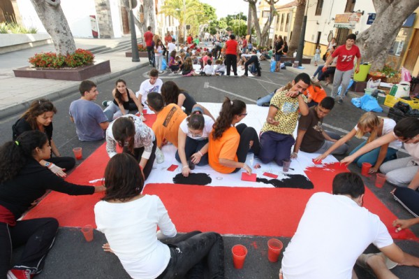 Miles de adejeros visitan las alfombras de sal y participan del Corpus Christi adejero