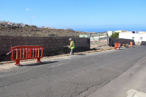 El Ayuntamiento inicia las obras de la acera en la entrada de Tijoco Bajo  