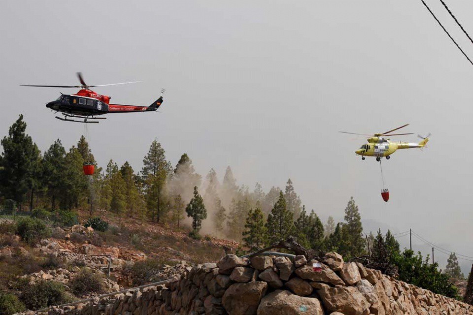 Siete helicópteros y 500 personas han trabajado durante el día de hoy en el incendio