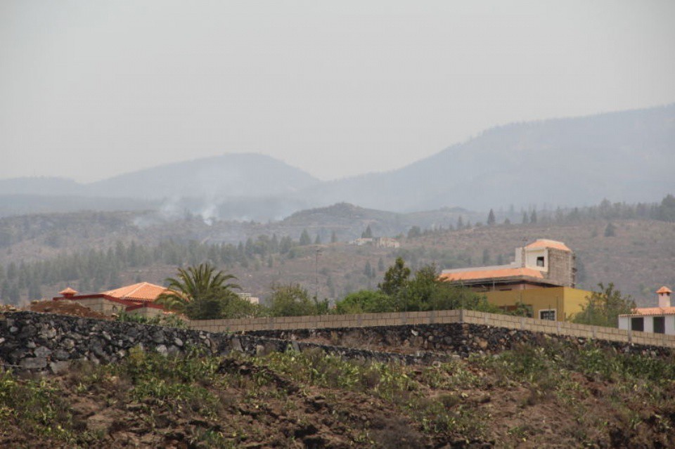 Algunas columnas de humo en la zona de Adeje