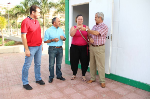 La AAVV de La Caleta y la Comisión de Fiestas cuenta con una oficina provisional para sus reuniones