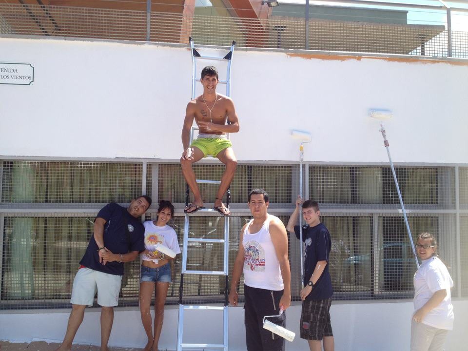 Los jóvenes pintan por iniciativa propia la Casa de la Juventud de Adeje