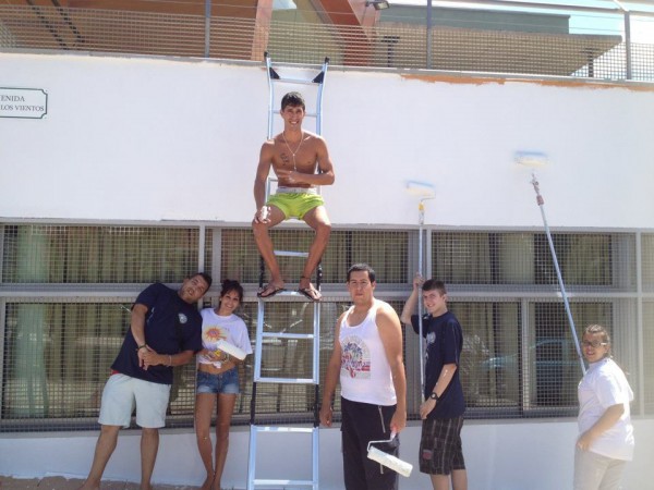 Los jóvenes pintan por iniciativa propia la Casa de la Juventud de Adeje