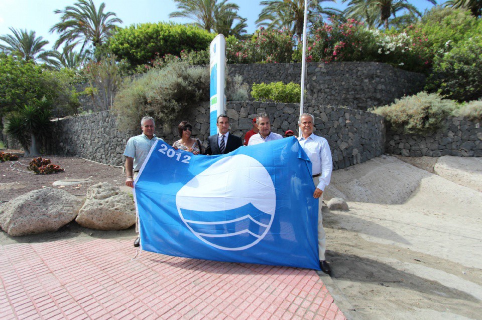 La playa del Bahía del Duque recupera la bandera azul  
