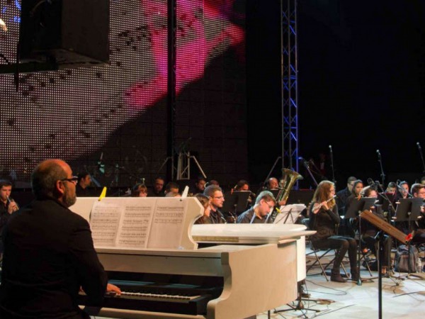 La plaza de España sirvió de marco para el Concierto de otoño de la Orquesta Contemporánea de Adeje