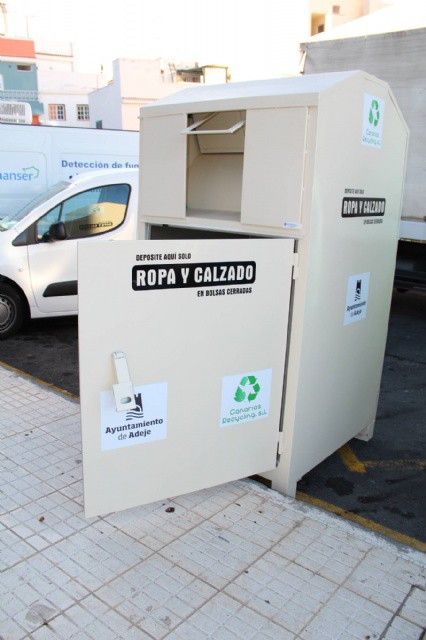 Adeje instala contenedores para ropa y calzado