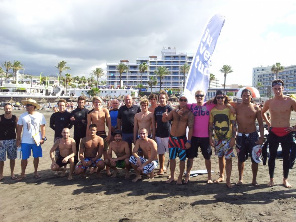 Una treintena de jóvenes realiza un curso en Adeje para obtener el nivel I del título de técnico deportivo en surf
