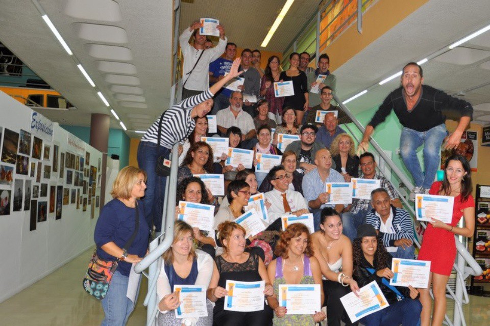 Nayra Medina, concejal de Cultura de Adeje, entrega los diplomas a los alumnos de los talleres de fotografía de la Universidad Popular