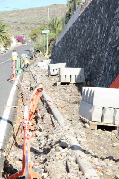 Las obras del acerado en Los Menores avanzan a buen ritmo