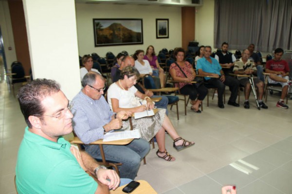 Una representación del grupo municipal de Gobierno se reunió ayer con los afectados por el incendio forestal del pasado verano