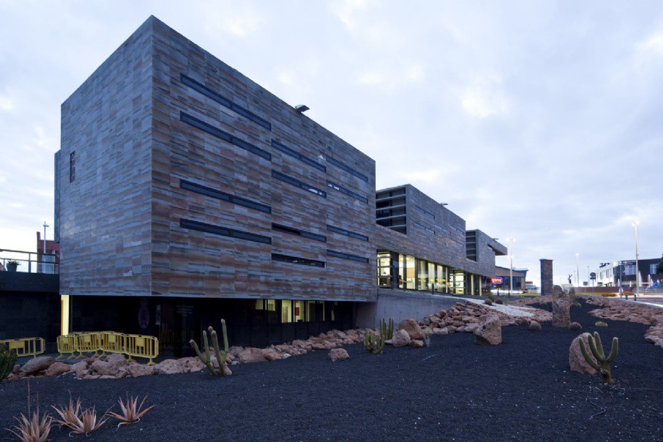 La prestigiosa revista digital Plataforma Arquitectura dedica un reportaje sobre el Cuartel de la Policía Local de Adeje de Las Torres