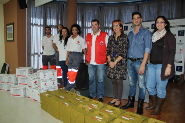 Cruz Roja Española reparte paquetes de alimentos y un kits de higiene personal y del hogar a 15 familias adejeras