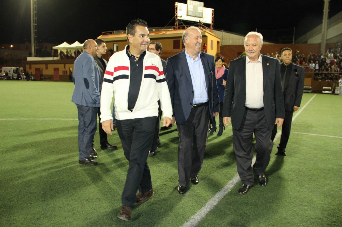 El alcalde de Adeje y el Presidente del Cabildo, acompañando al seleccionador nacional de fútbol, Vicente del Bosque.