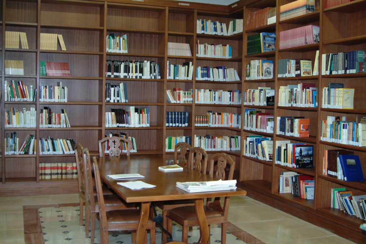 La Biblioteca Canaria se encuentra en la calle Grande de Adeje casco.