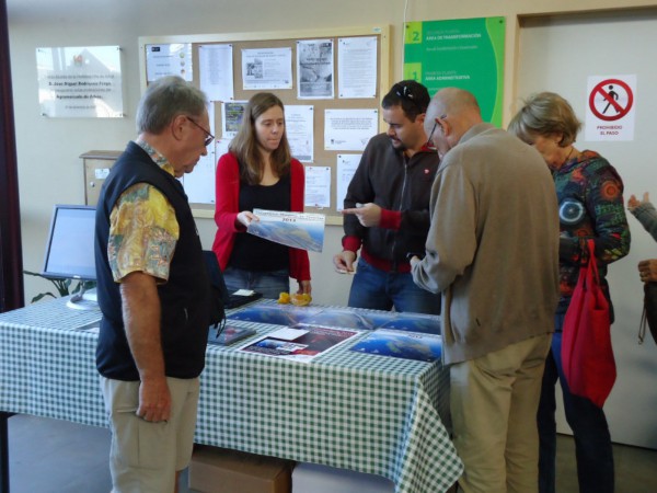 El Instituto Volcanológico recauda fondos en el Agromercado de Adeje para programas educativos 