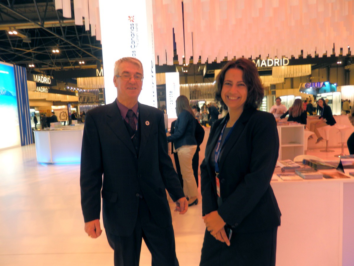 Dolf Fuchs junto a una de las trabajadoras del Ayuntamiento en FITUR