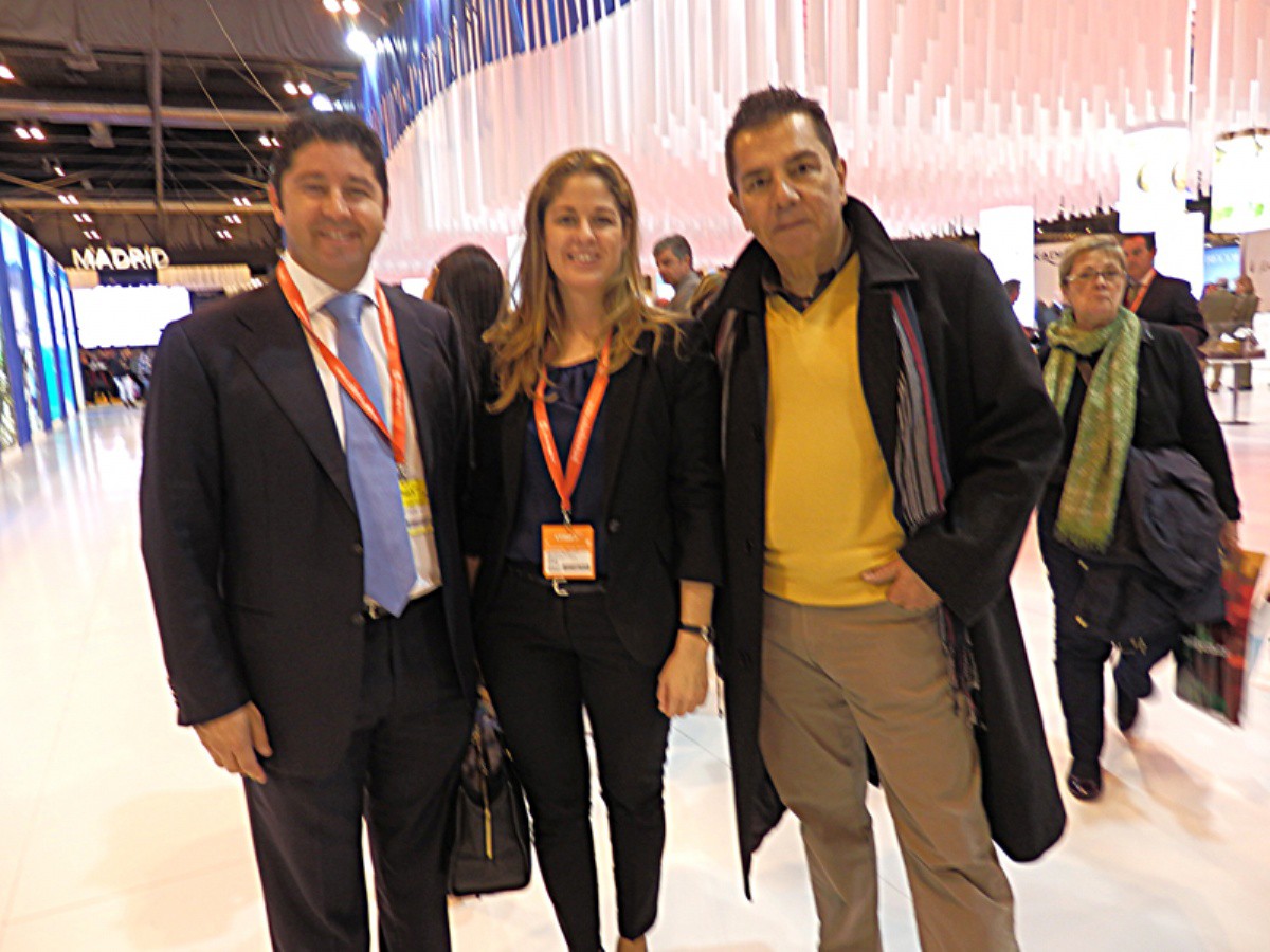 El alcalde de Adeje con empresarios del municipio, en FITUR
