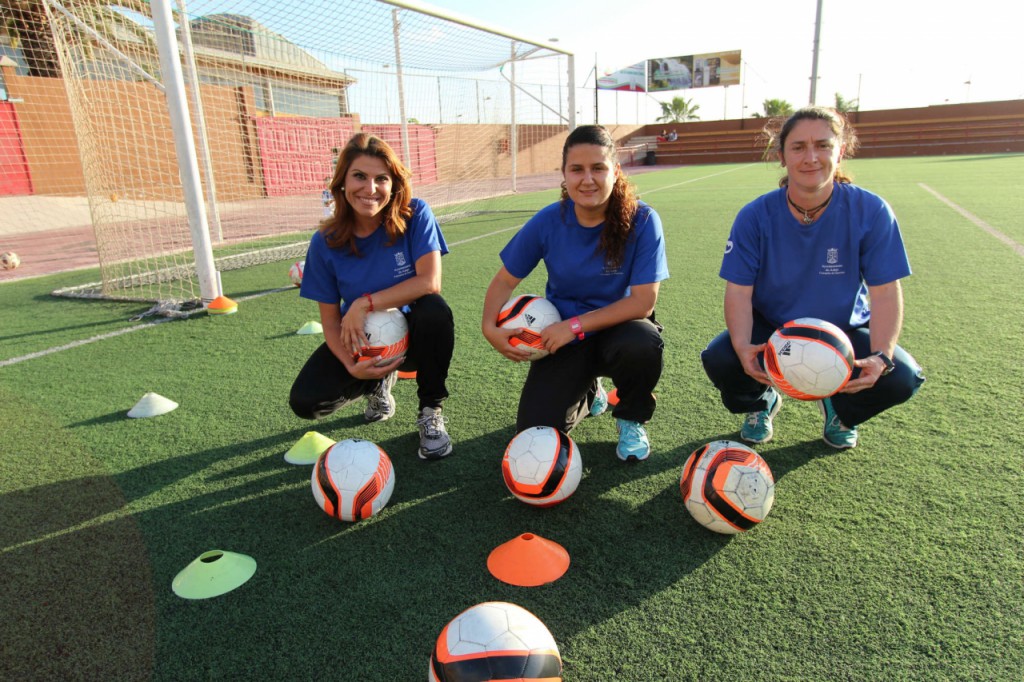 Yaiza Martín González, Yajaira Acosta Rodríguez y Paula Otero Fernández, entrenadoras de la Escuela Municipal de Fútbol de Adeje
