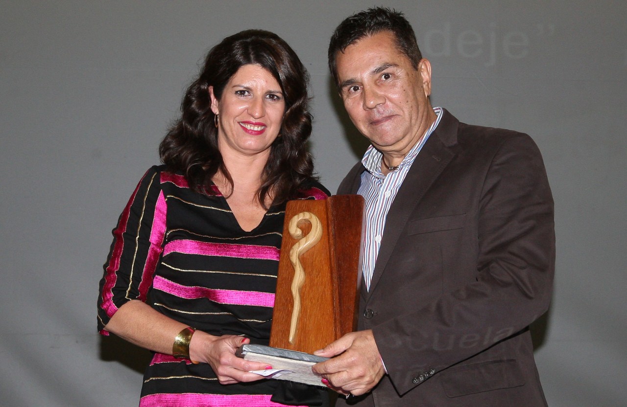María Isabel Fernández González, Directora Pedagógica de la Escuela Infantil Niño de Adeje, recibe el premio Abinque de la mano del Alcalde adejero, José Miguel Rodríguez Fraga