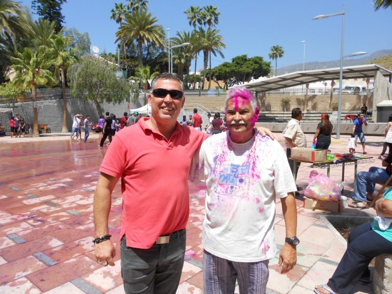 La comunidad hindú de Adeje celebra en la plaza de Fañabé su tradicional Holi o fiesta de los colores