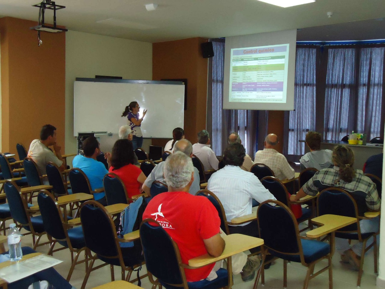 Los agricultores se interesan por el control de la mosca de la fruta