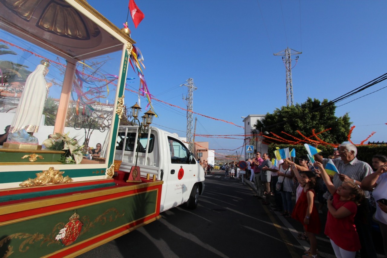 Los vecinos reciben a la Virgen