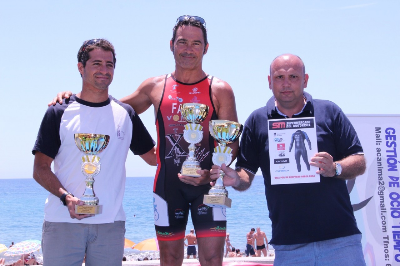 Los ganadores junto al concejal de Deportes