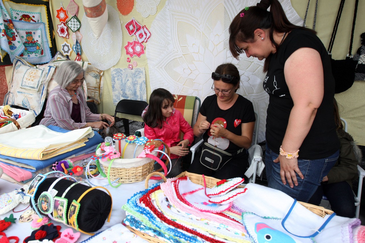 La plaza de España de Adeje acoge este fin de semana la XIII edición de la Feria de Artesanía
