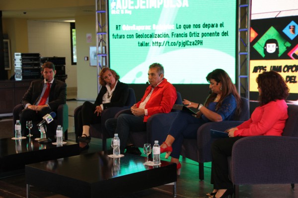  El alcalde reitera el compromiso del Ayuntamiento de  facilitar la incorporación de las nuevas tecnologías a la vida de los ciudadanos