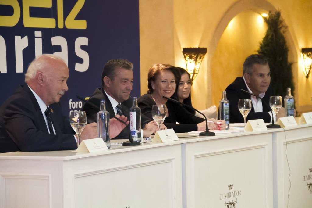 Autoridades durante el foro