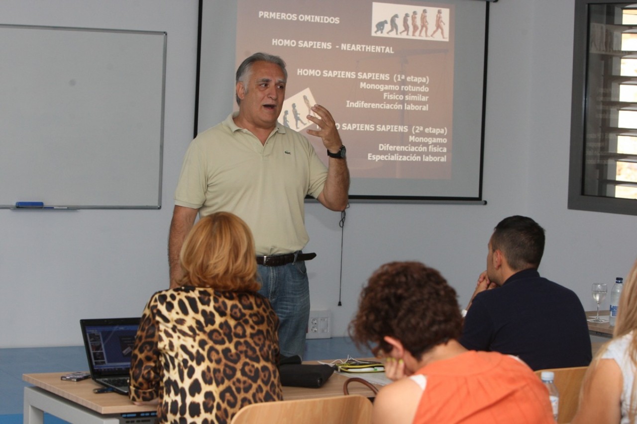 El profesor Capafons durante una de sus intervenciones en la UVA.
