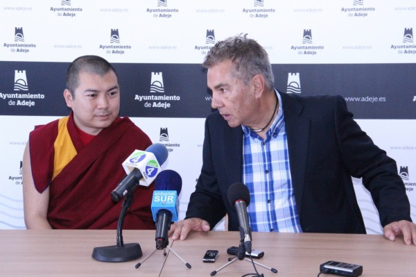El Rinpoche Tenzin Khenrab y el alcalde invitan a conocer la primera Escuela de Budismo Tibetano de la Isla, en Torviscas