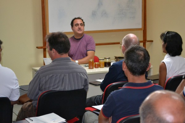 Los apicultores adejeros reciben un curso de perfeccionamiento para el manejo y gestión de una explotación apícola
