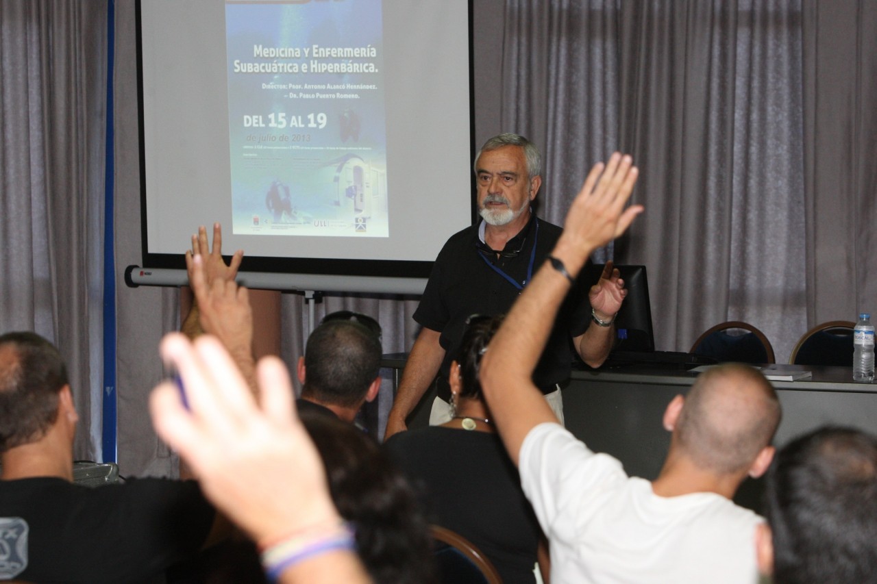El profesor Pablo Puerto Romero durante su ponencia de hoy.