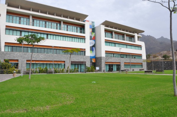 El ayuntamiento y la Fundación CajaCanarias apuestan por la formación e inserción laboral de los jóvenes del municipio