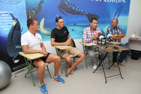 El bicampeón del mundo en apnea William Trubrige realiza parte de su entrenamiento en Adeje
