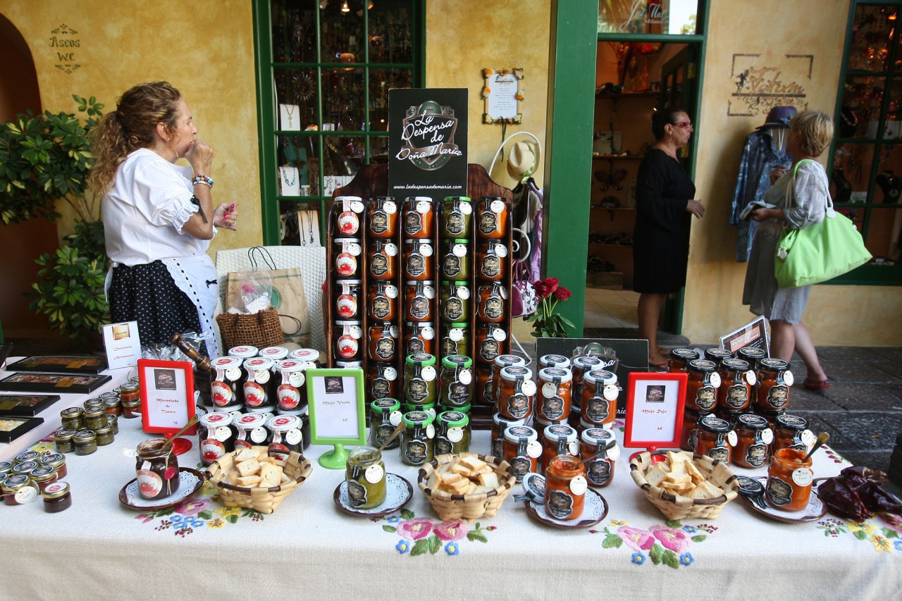 Mercado artesanal en el Centro Comercial El Mirador