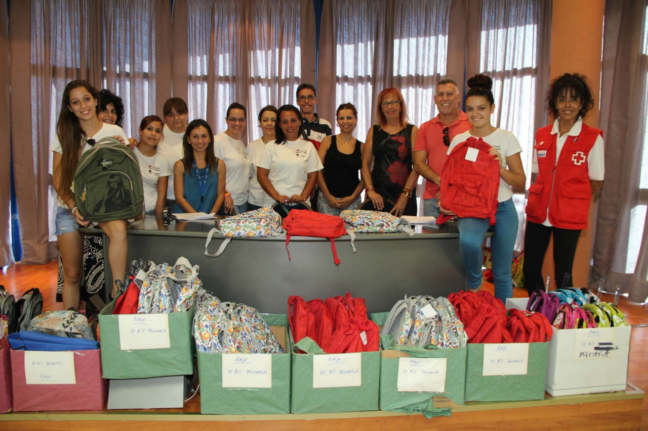 El ayuntamiento de Adeje y Cruz Roja entregan 80 mochilas de material escolar