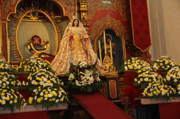 La Virgen desciende de su trono para presidir las fiestas en su honor